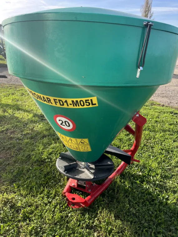 SEMOIR à sel ou autres produits solides granulés, Saint-Galmier, Mecagri 42